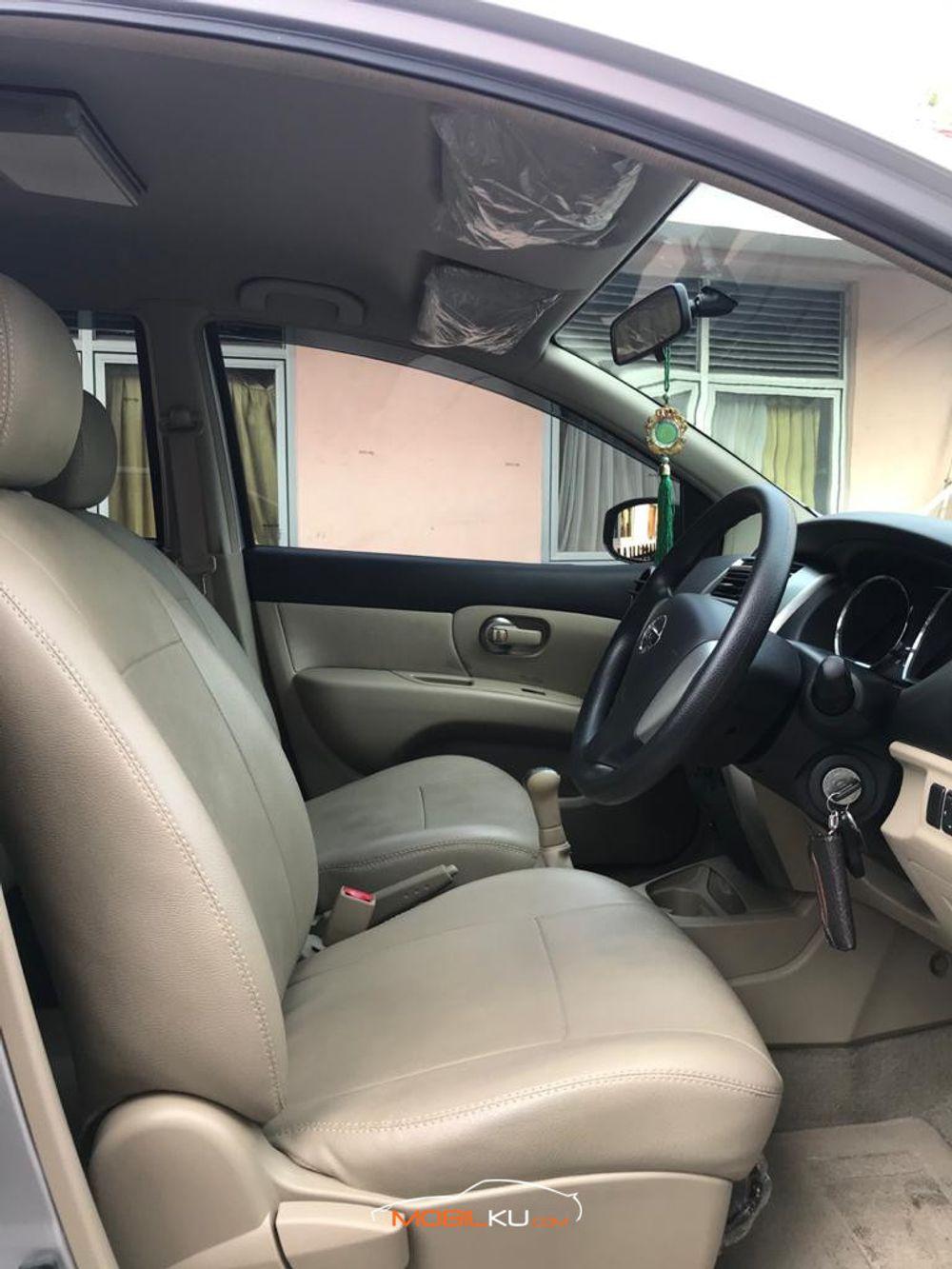 Mobil Nissan Grand Livina 2014