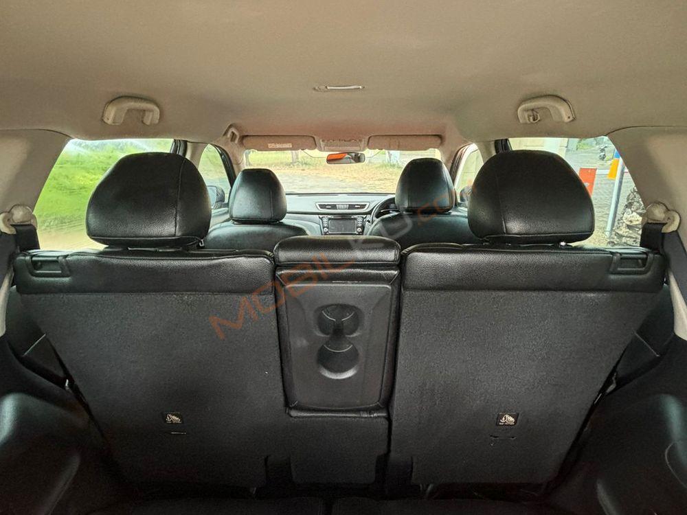 Mobil Nissan X-Trail 2015