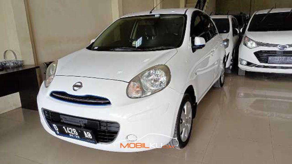 Mobil Nissan March 2012