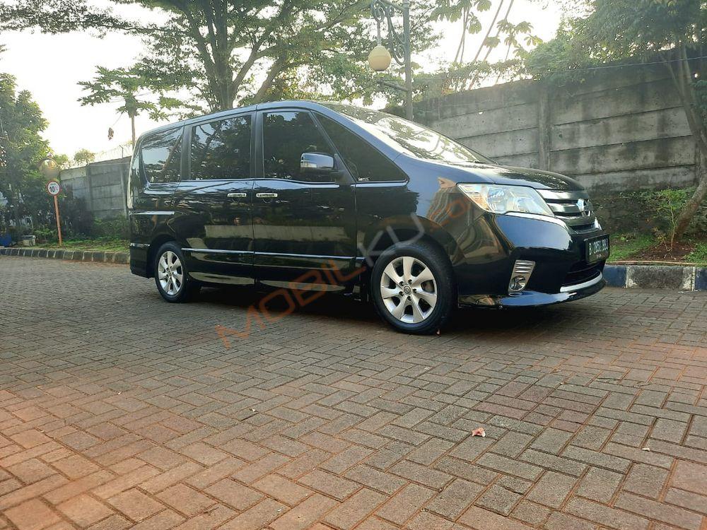 Mobil Nissan Serena 2014
