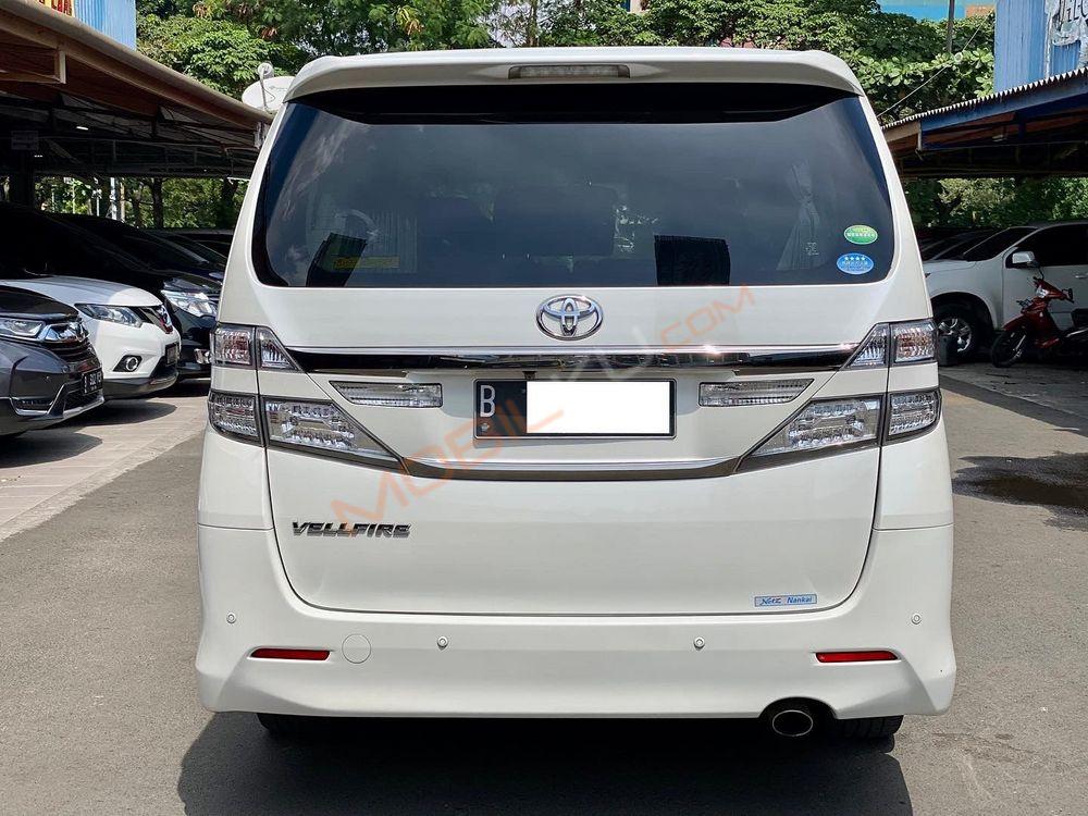 Mobil Toyota Vellfire 2013
