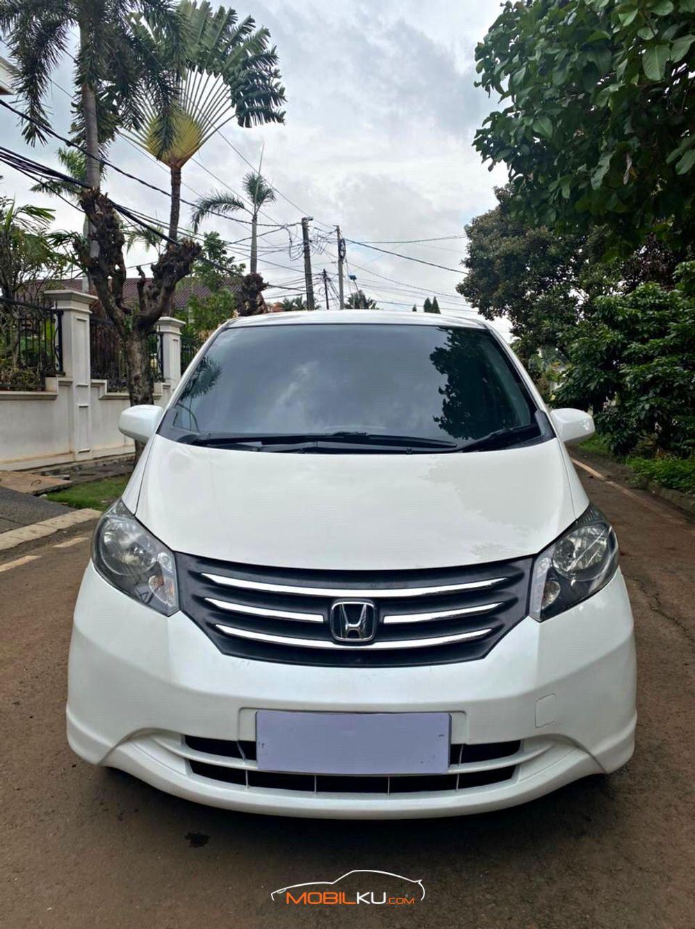 Mobil Honda Freed 2010
