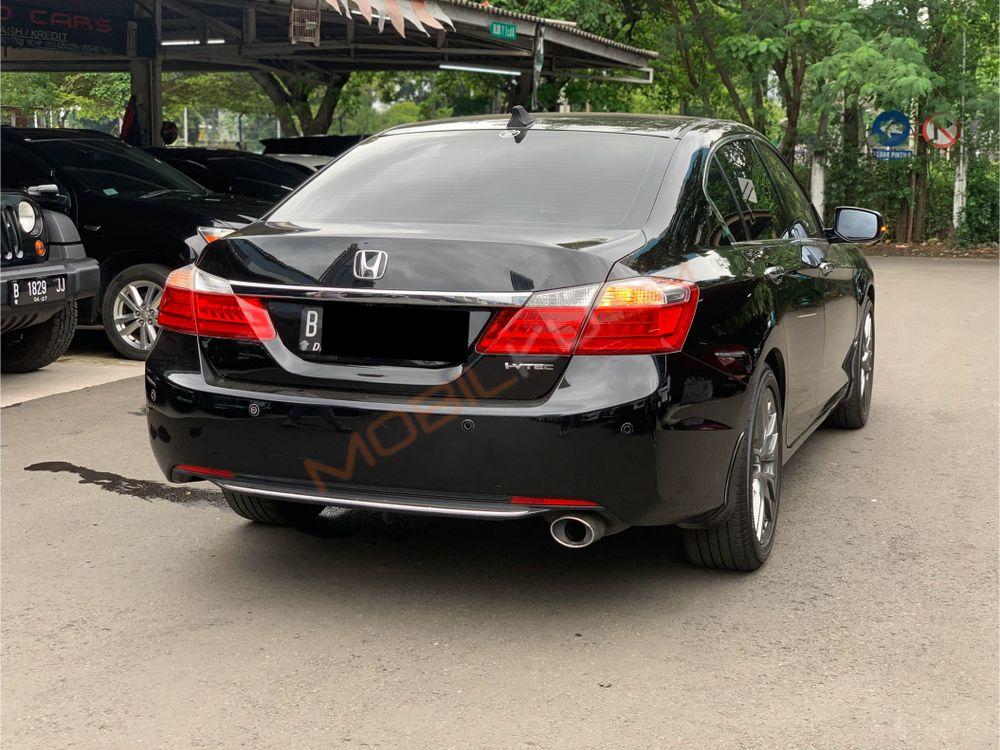 Mobil Honda Accord 2013