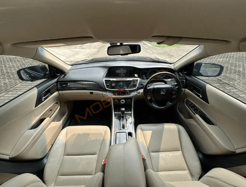 Mobil Honda Accord 2013