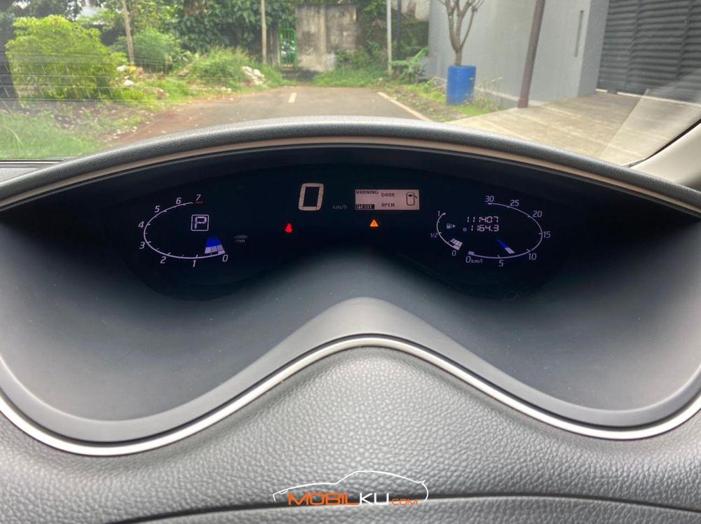 Mobil Nissan Serena 2013