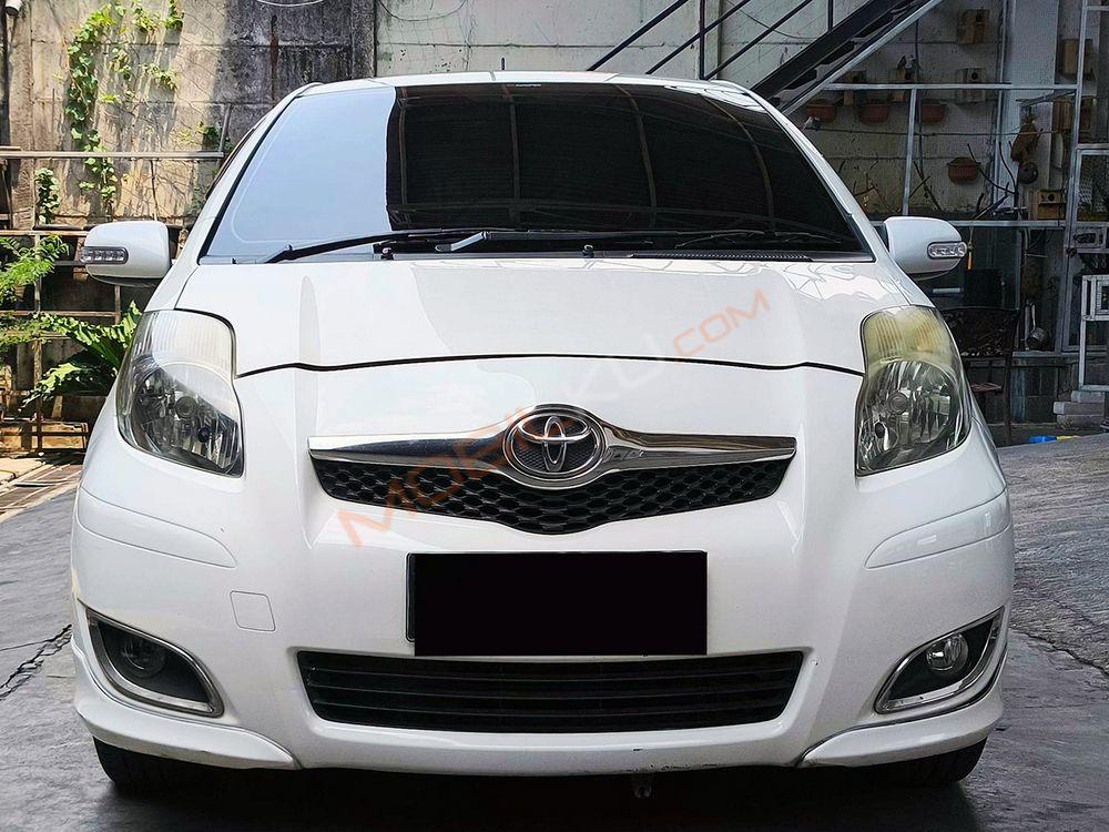 Mobil Toyota Yaris 2011