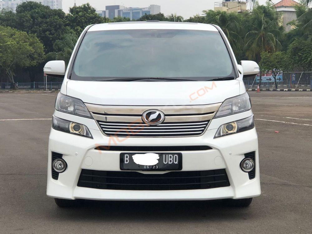 Mobil Toyota Vellfire 2013