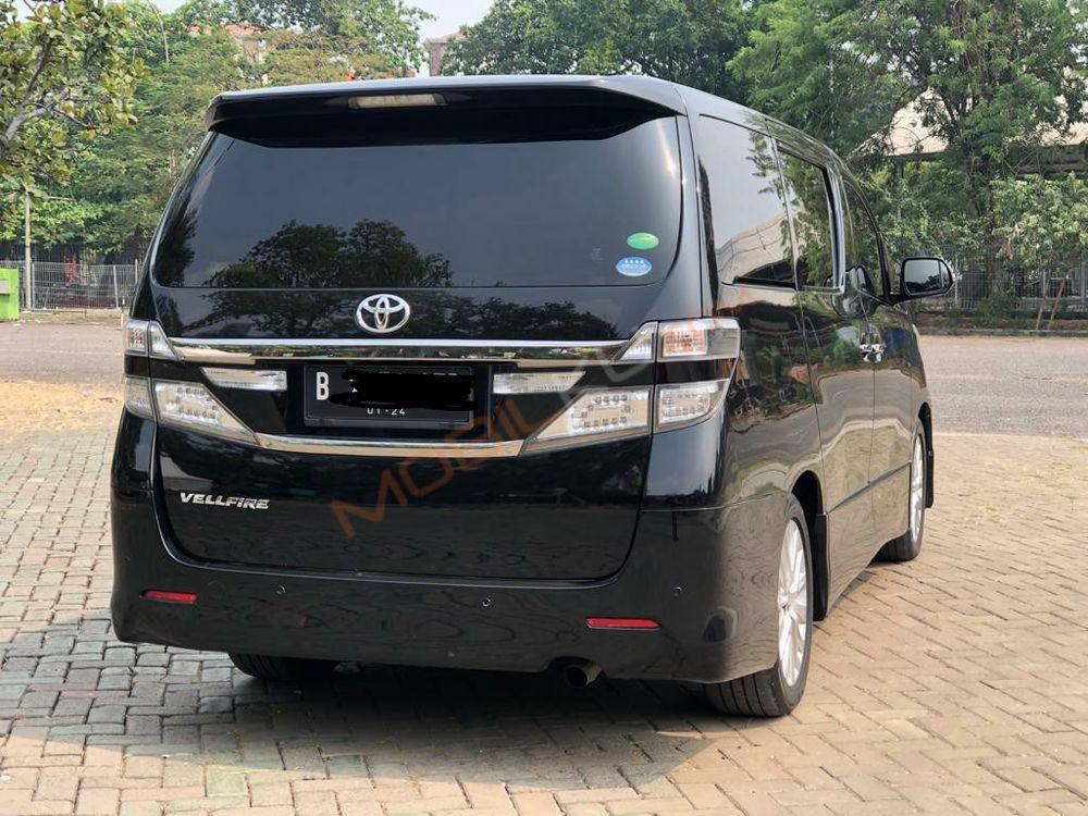 Mobil Toyota Vellfire 2013