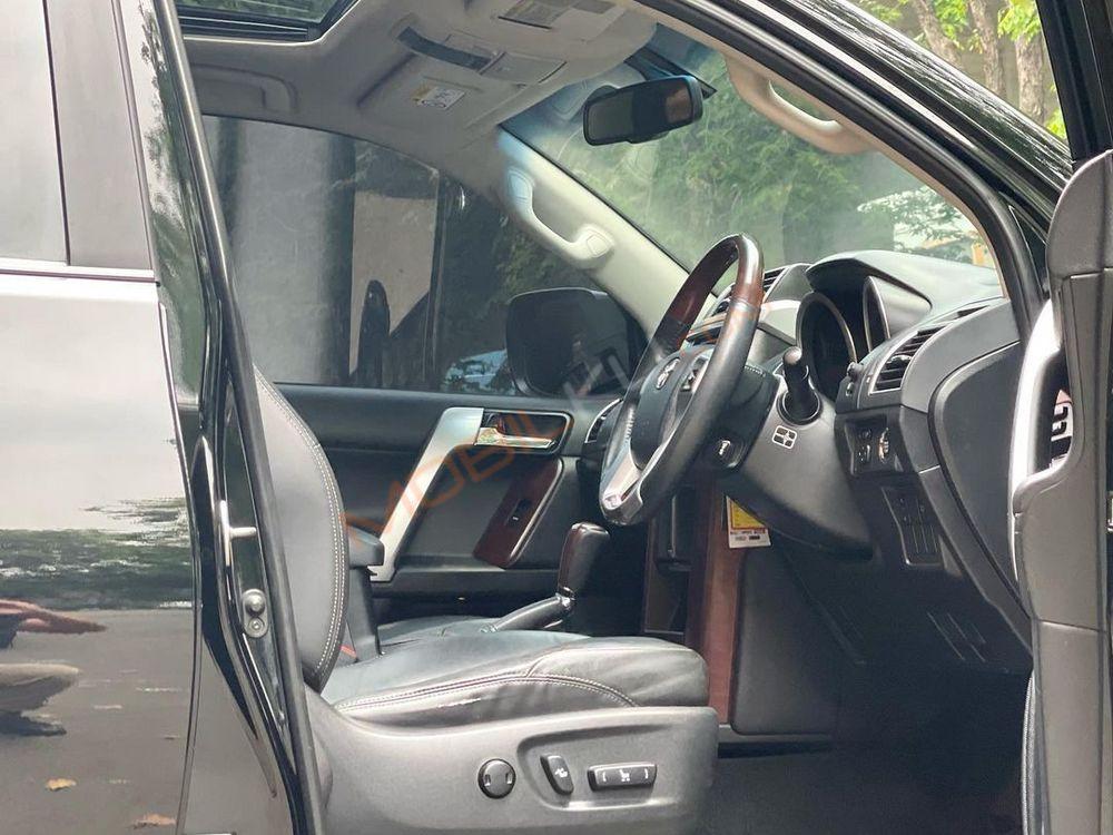 Mobil Toyota Land Cruiser 2014