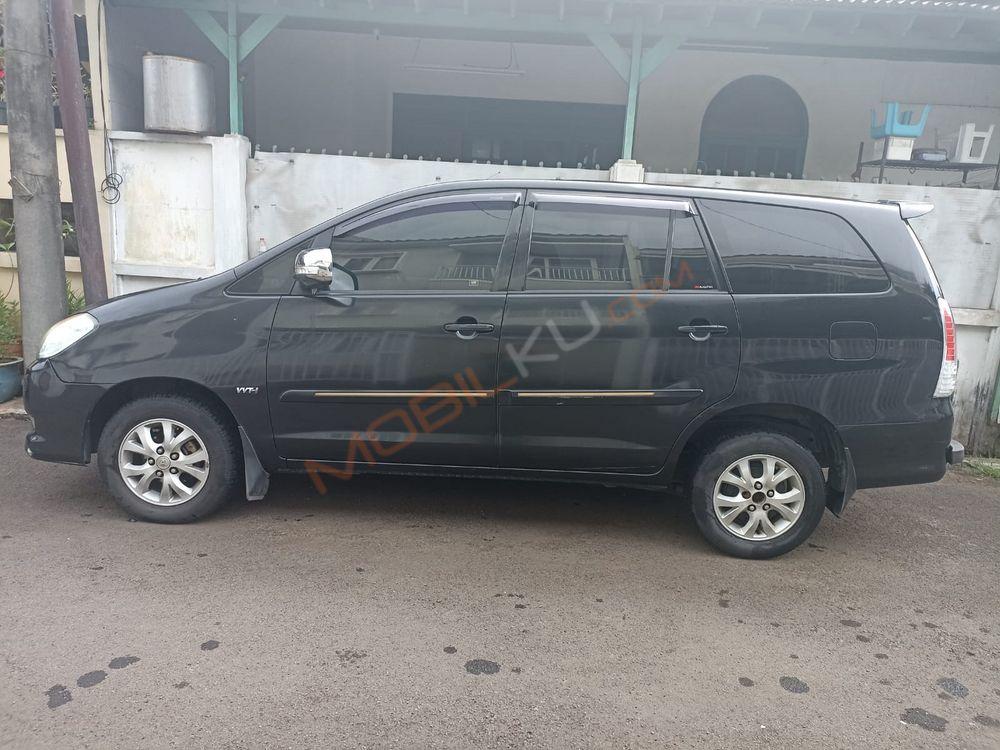 Mobil Toyota Kijang Innova 2010