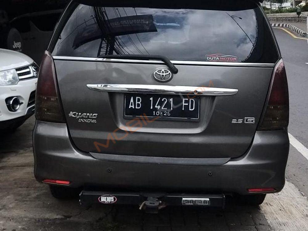 Mobil Toyota Kijang Innova 2010