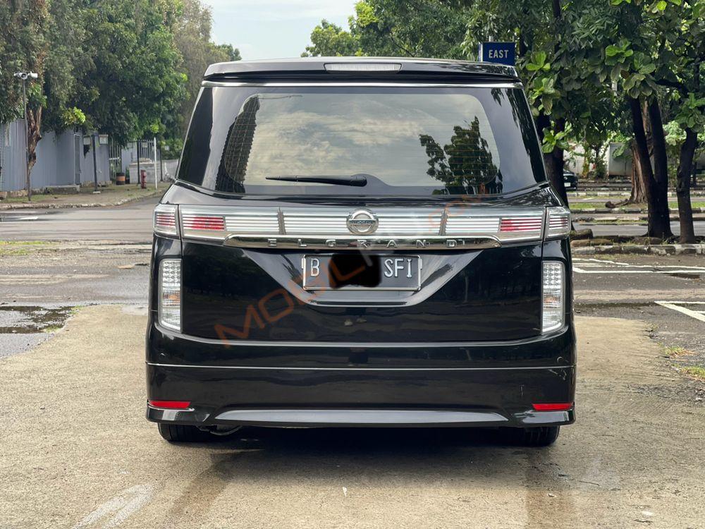 Mobil Nissan Elgrand 2014
