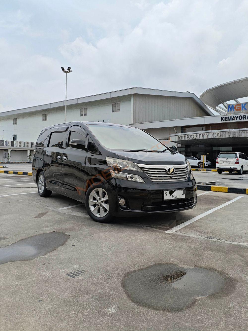 Mobil Toyota Vellfire 2010