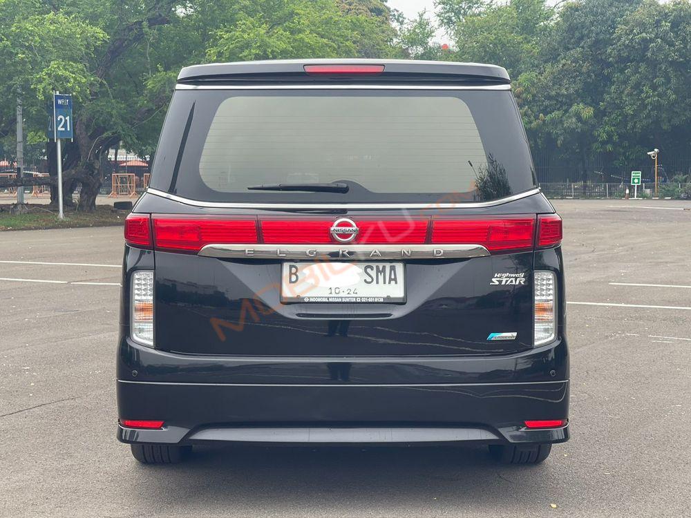 Mobil Nissan Elgrand 2013