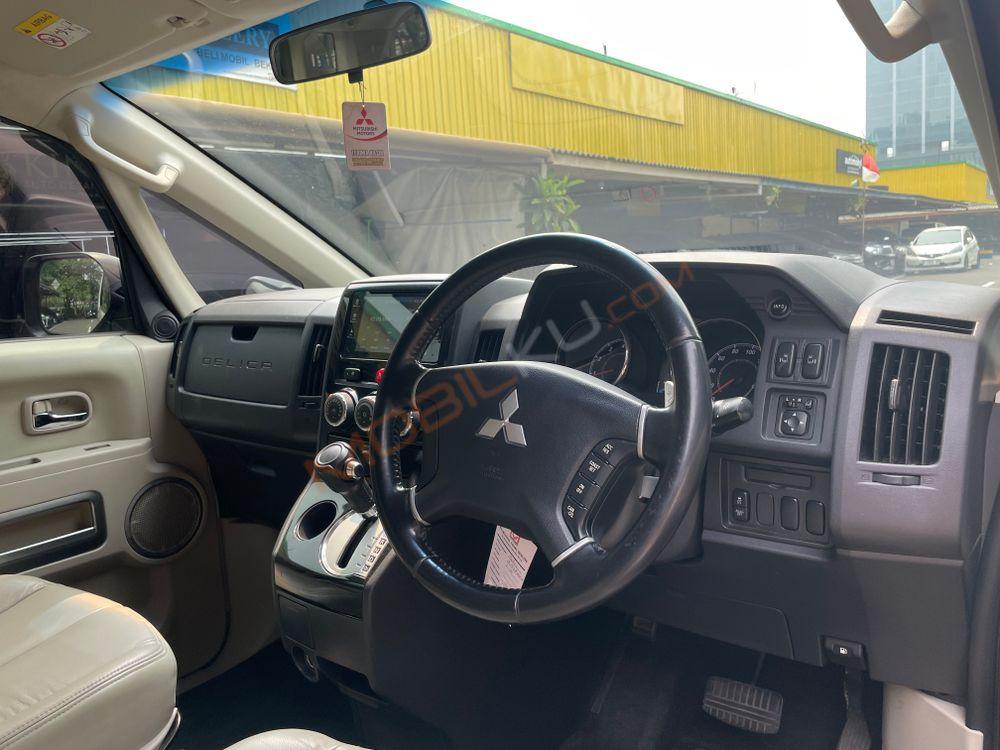 Mobil Mitsubishi Delica 2015