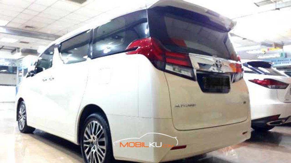 Mobil Toyota Alphard 2015