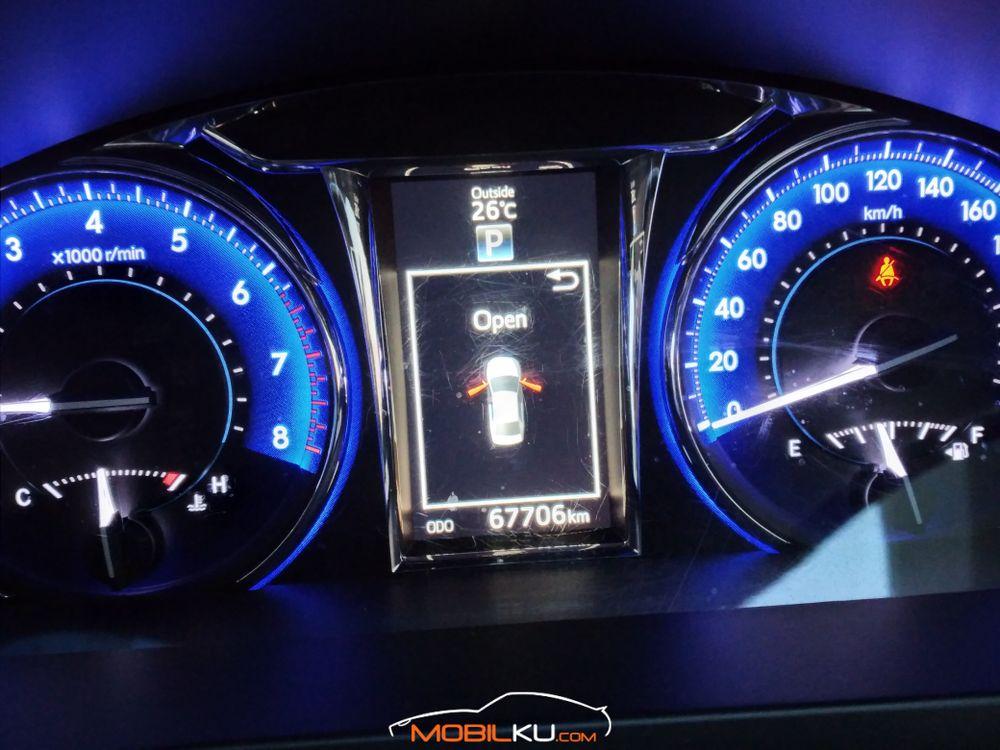 Mobil Toyota Camry 2016