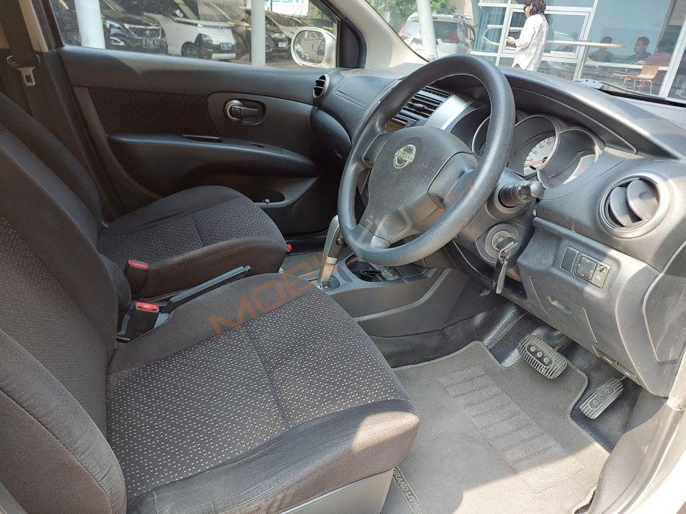 Mobil Nissan Grand Livina 2013