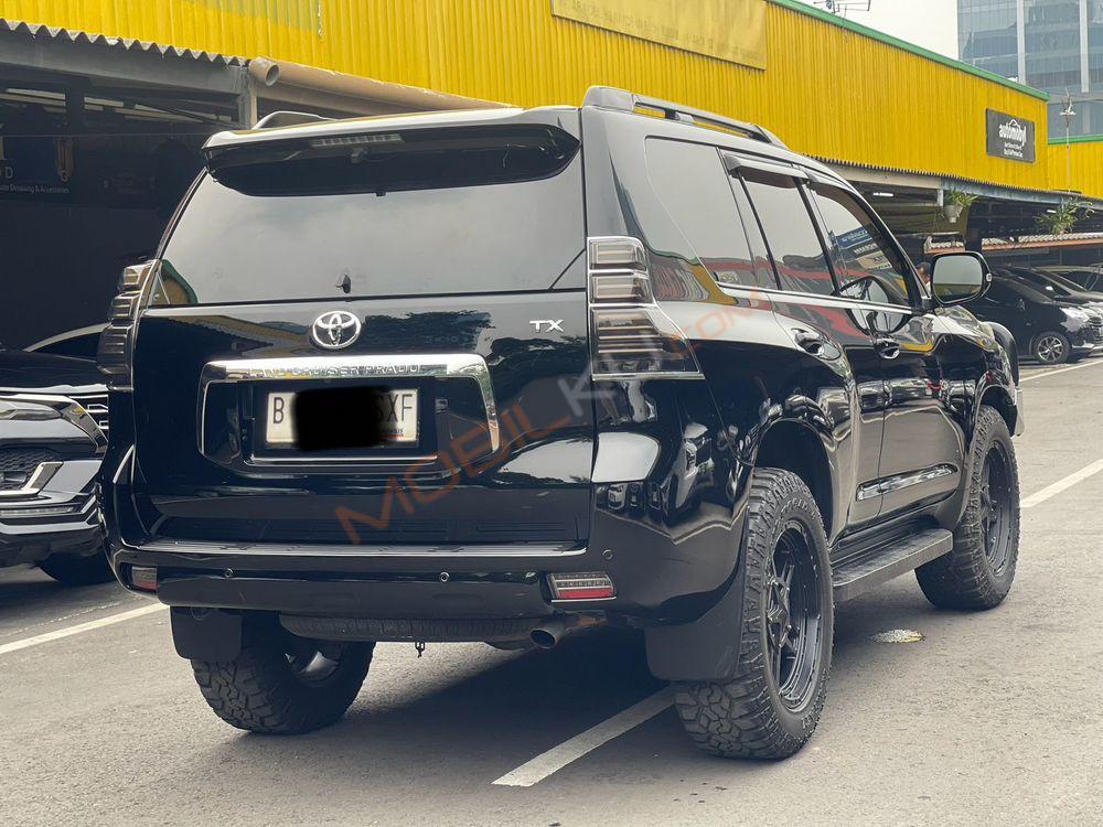 Mobil Toyota Land Cruiser 2013