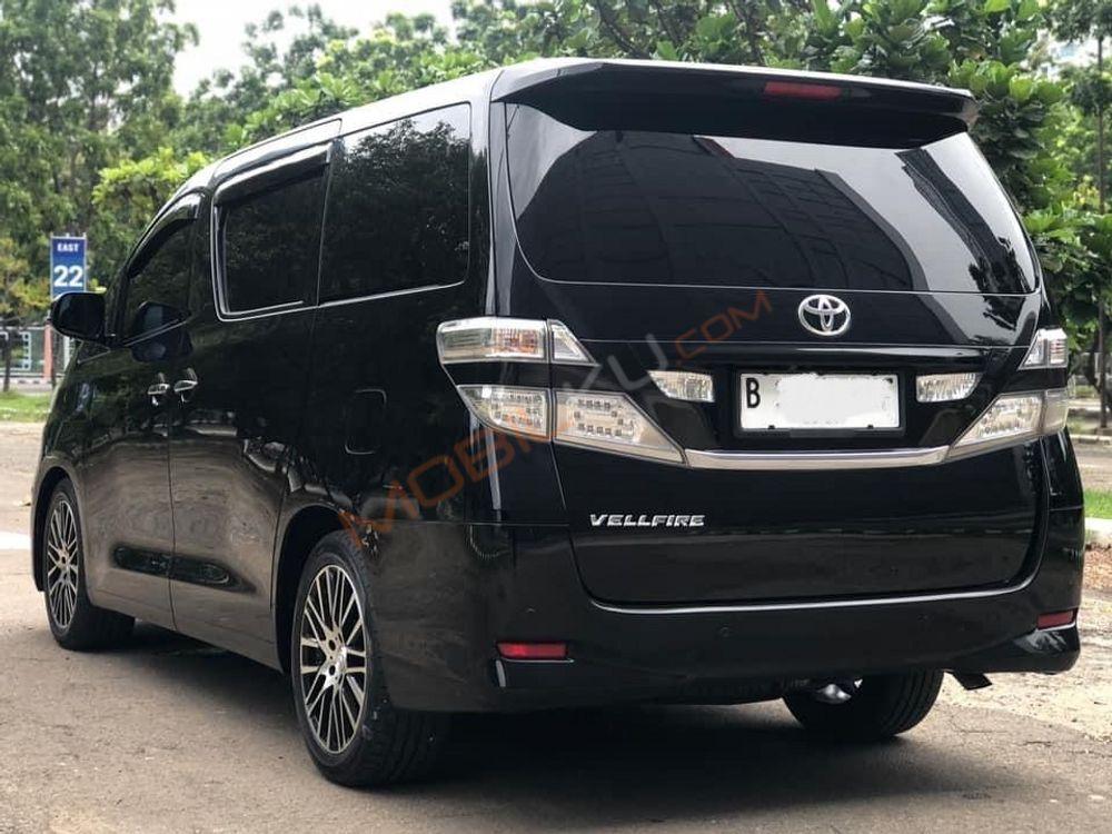 Mobil Toyota Vellfire 2010
