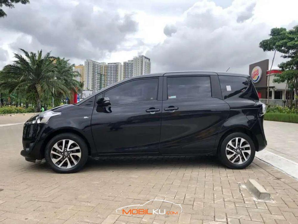 Mobil Toyota Sienta 2008