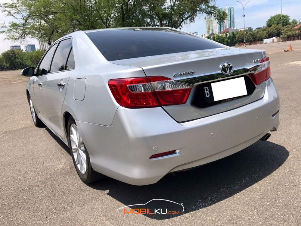 Mobil Toyota Camry 2013
