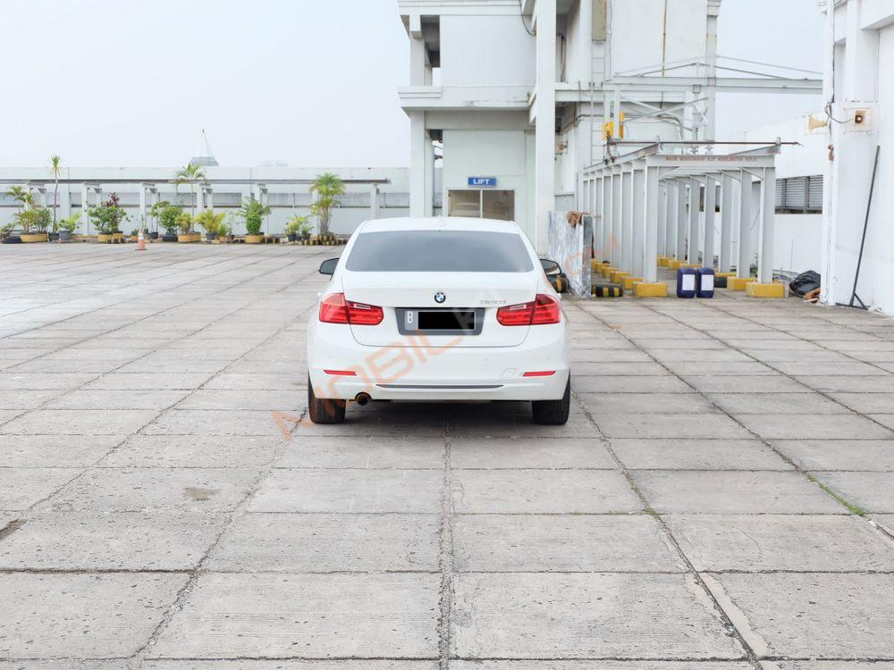 Mobil BMW 3 Series 2015