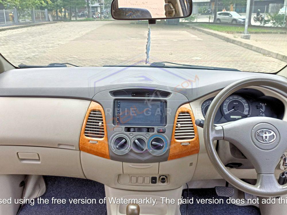 Mobil Toyota Kijang Innova 2011