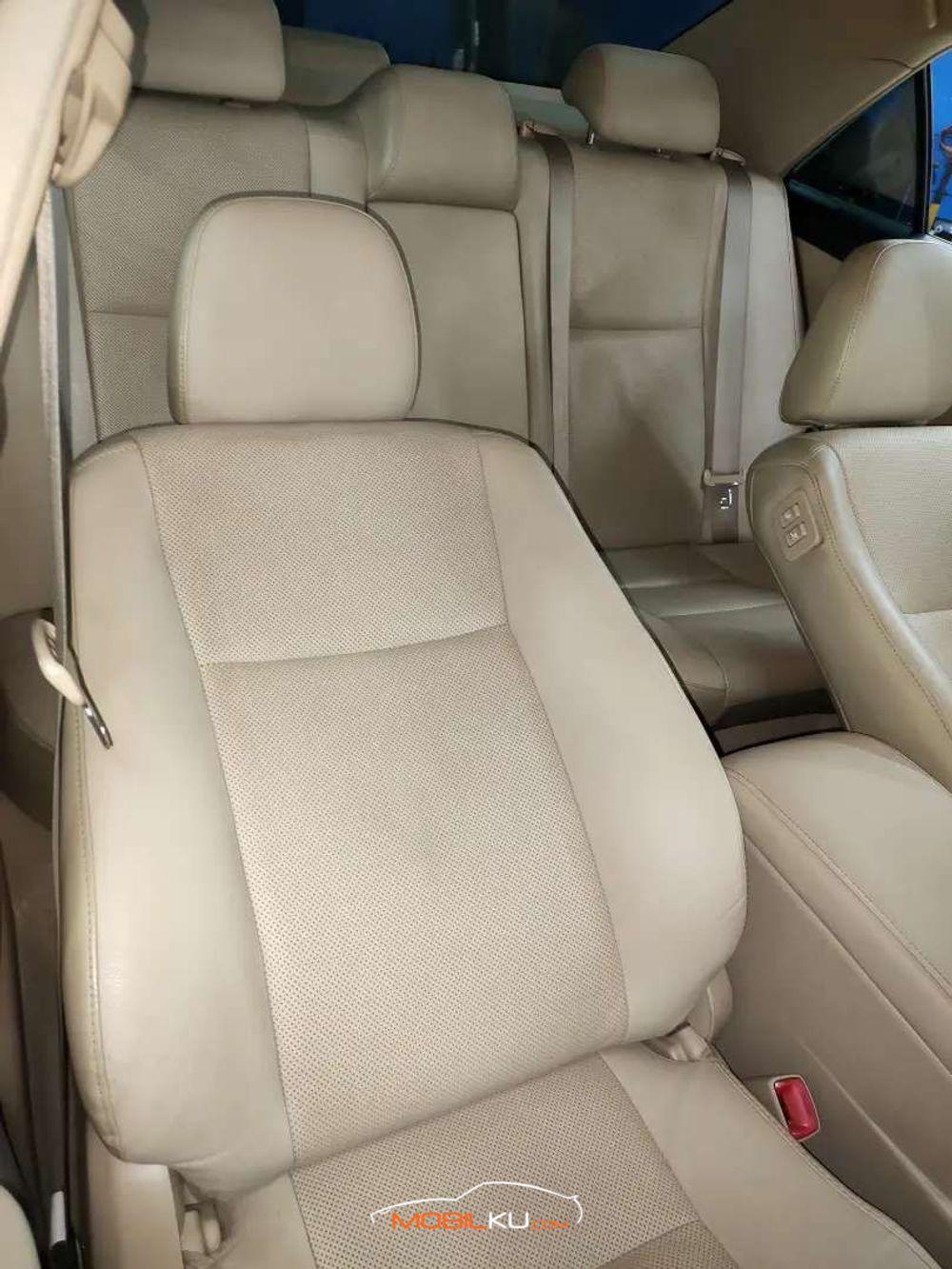 Mobil Toyota Camry 2014