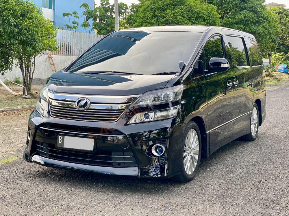 Mobil Toyota Vellfire 2013