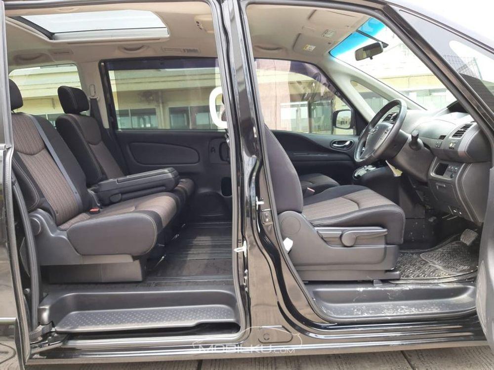 Mobil Nissan Serena 2015