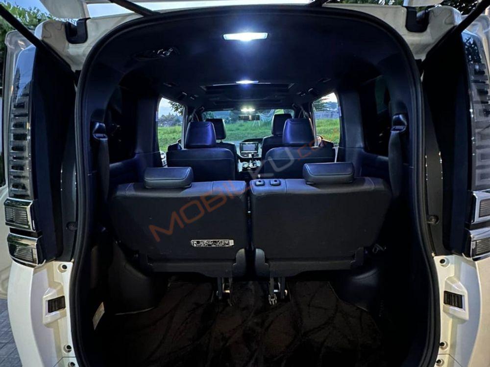 Mobil Toyota Voxy 2018