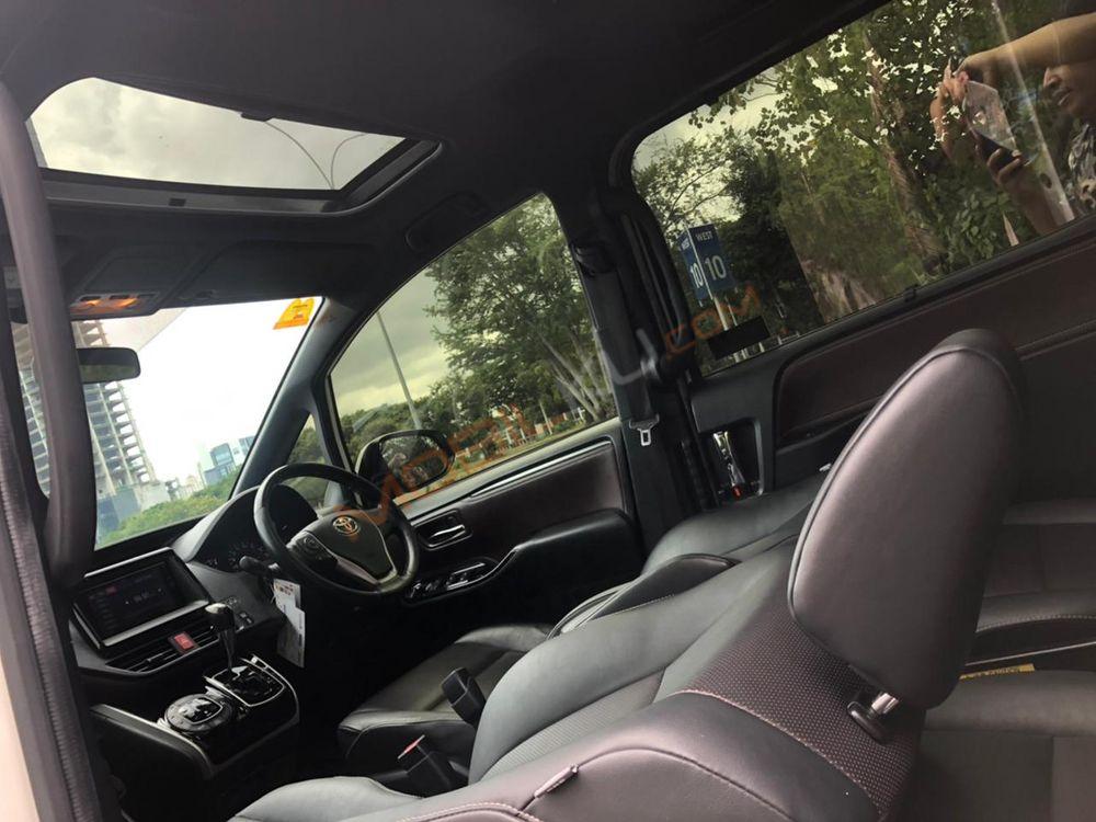 Mobil Toyota Voxy 2018