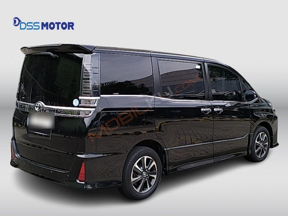 Mobil Toyota Voxy 2019
