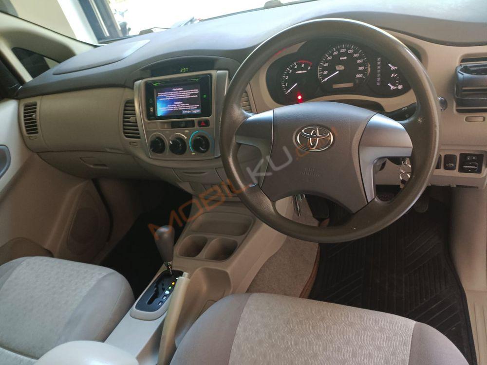 Mobil Toyota Kijang Innova 2014