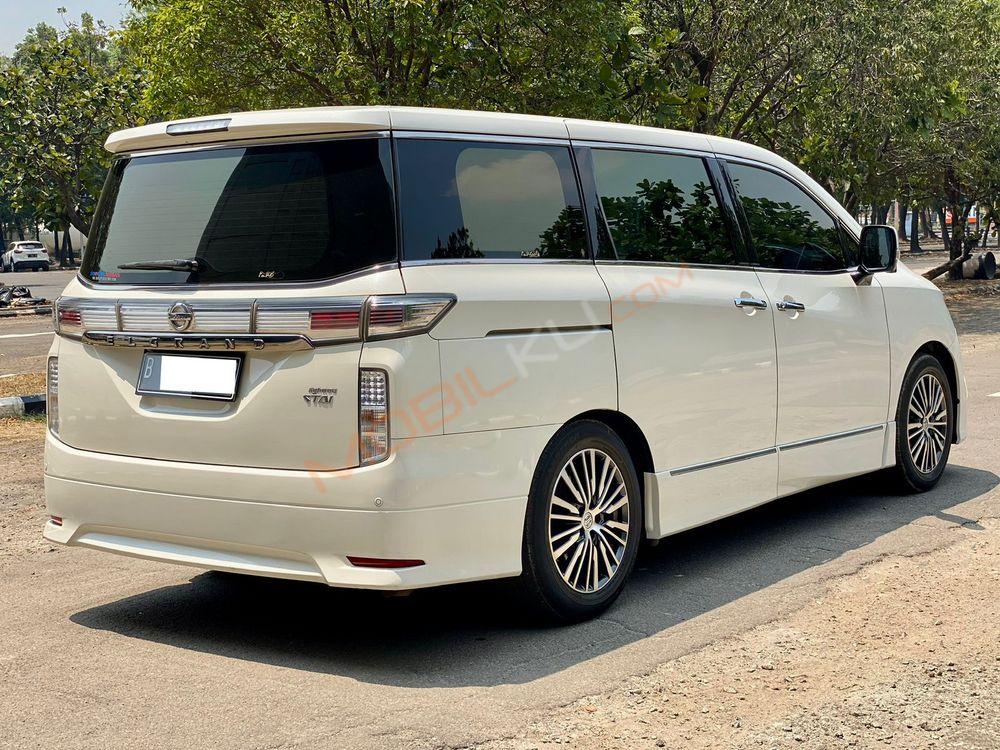 Mobil Nissan Elgrand 2014