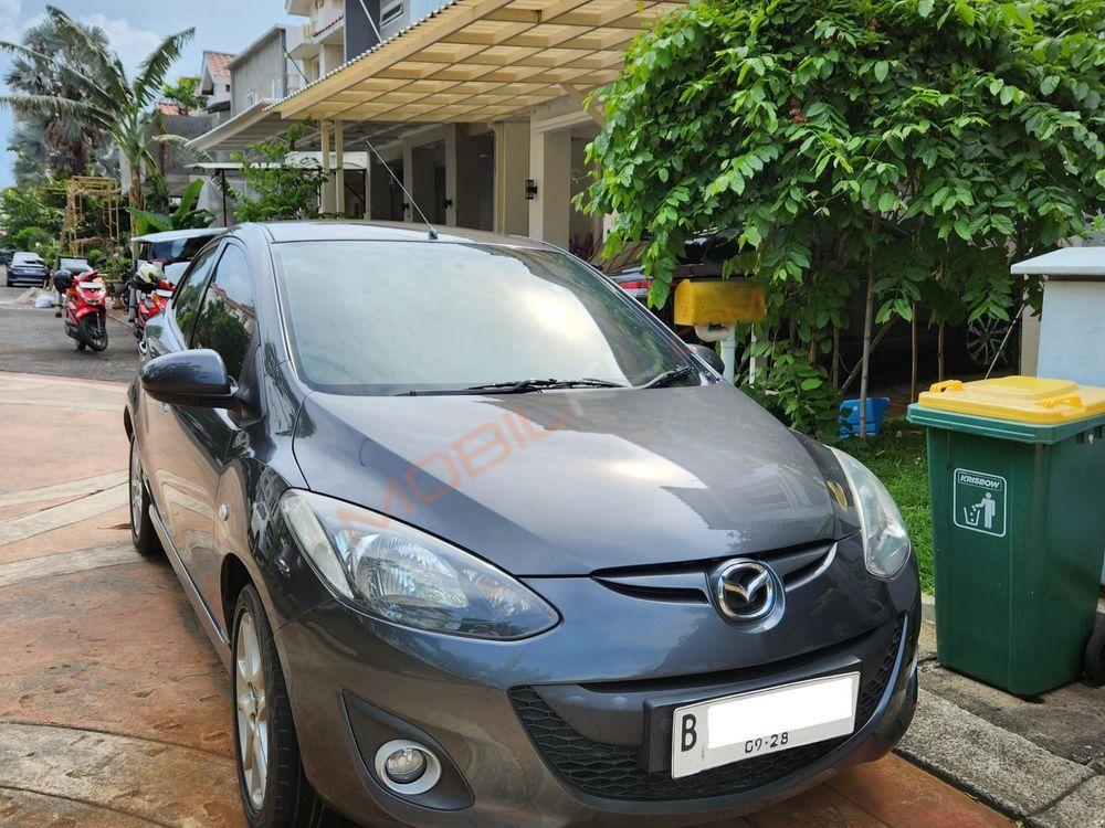 Mobil Mazda 2 Hatchback 2013