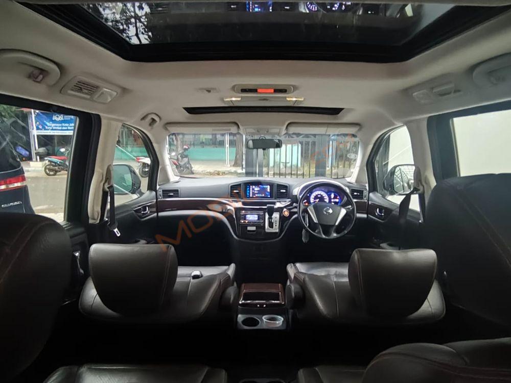 Mobil Nissan Elgrand 2012