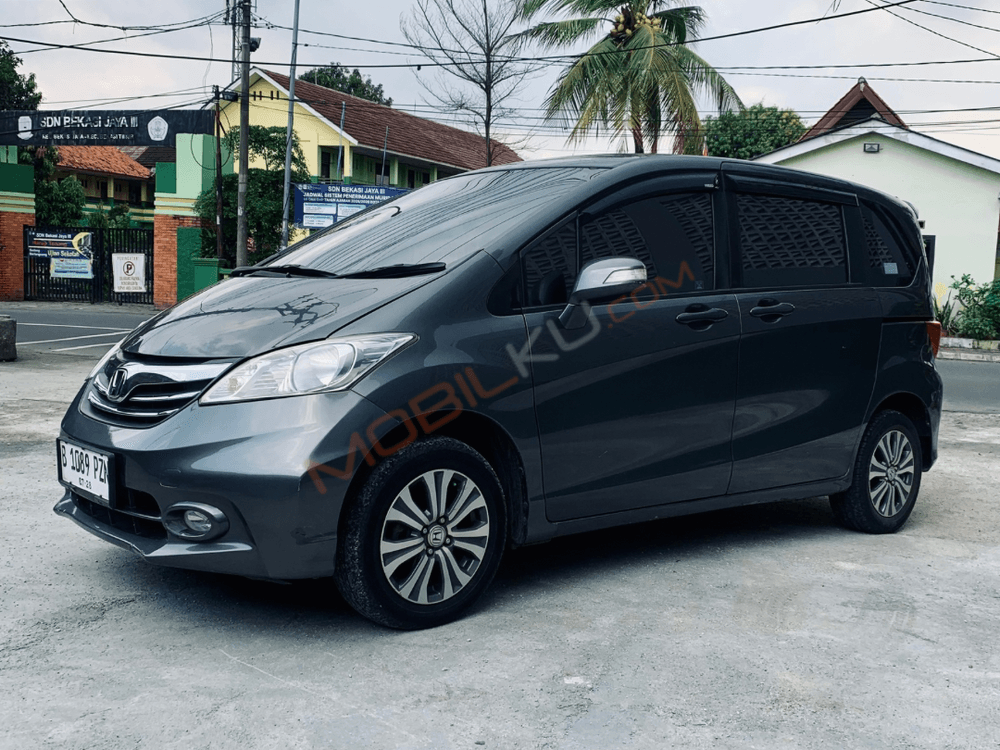 Mobil Honda Freed 2013