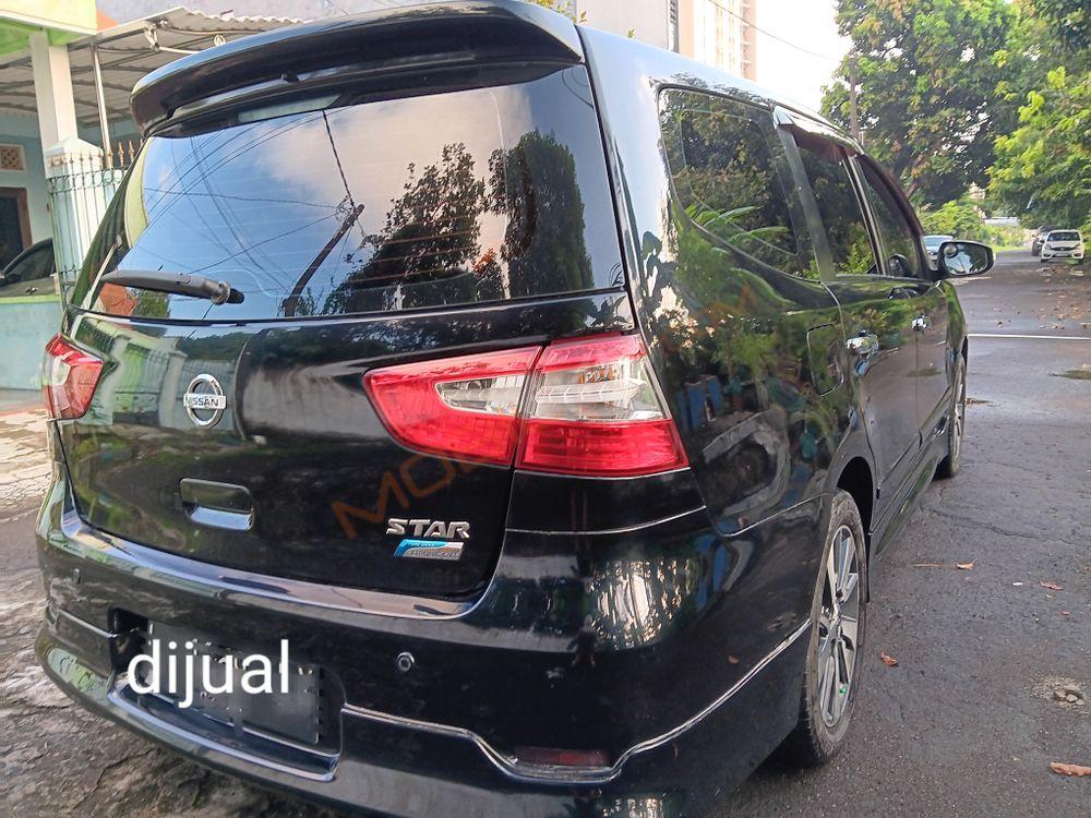 Mobil Nissan Grand Livina 2015