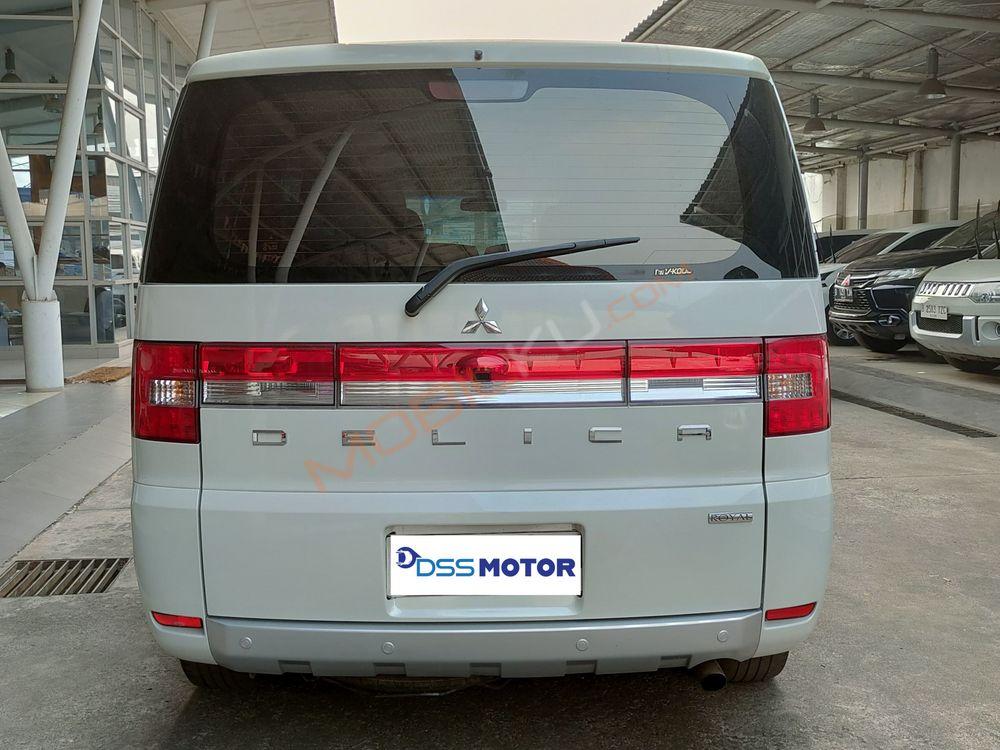 Mobil Mitsubishi Delica 2016