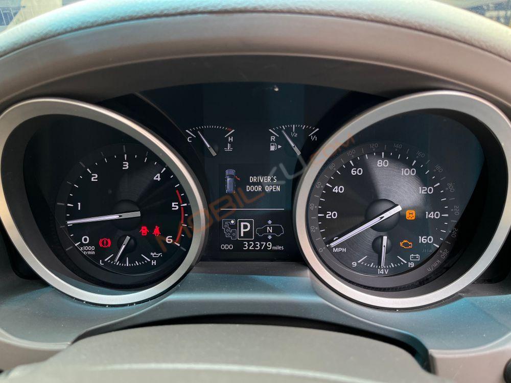 Mobil Toyota Land Cruiser 2013