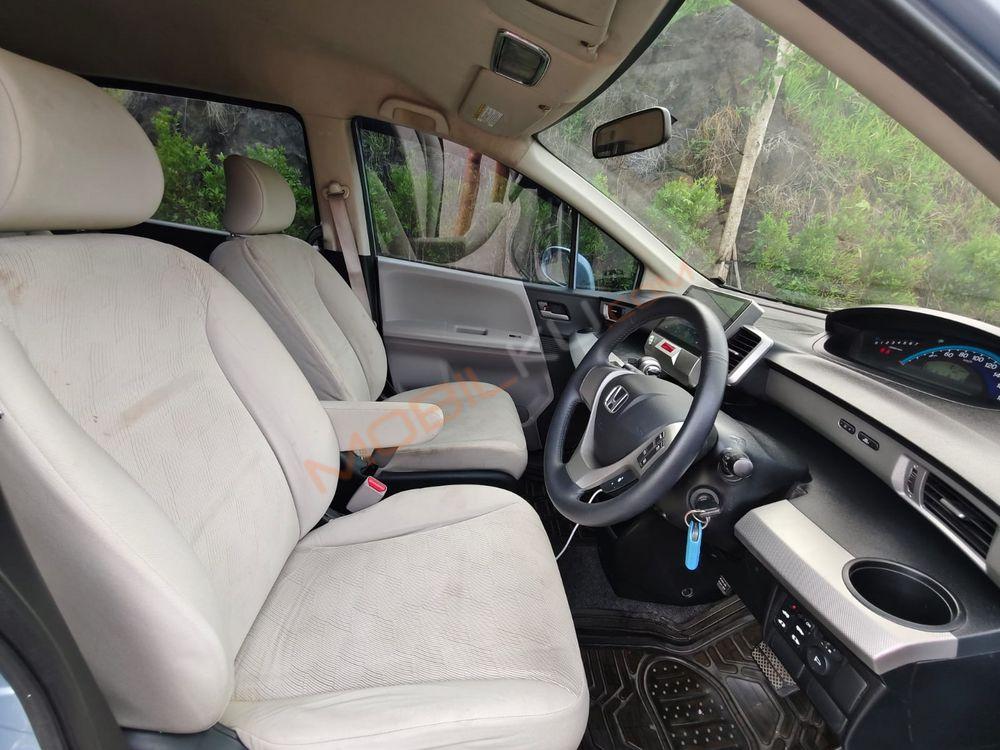 Mobil Honda Freed 2010