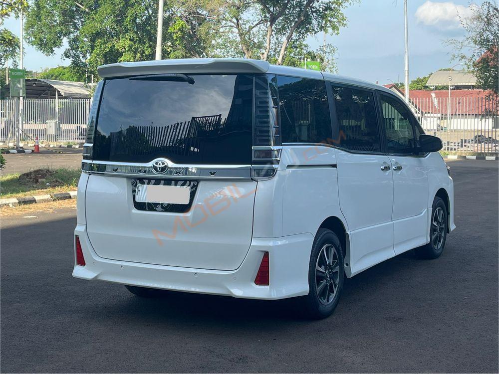 Mobil Toyota Voxy 2019