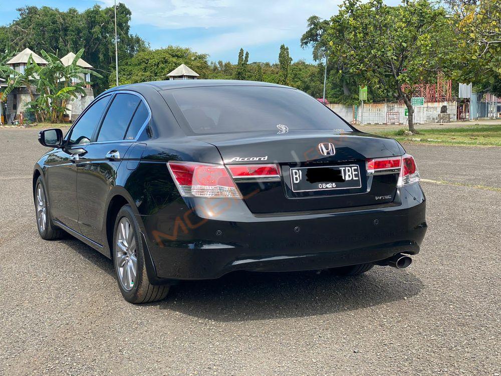 Mobil Honda Accord 2011