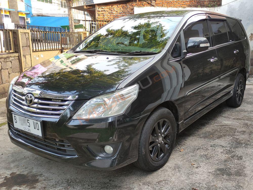 Mobil Toyota Kijang Innova 2012