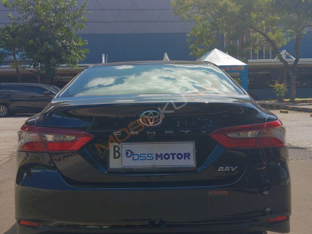 Mobil Toyota Camry 2022