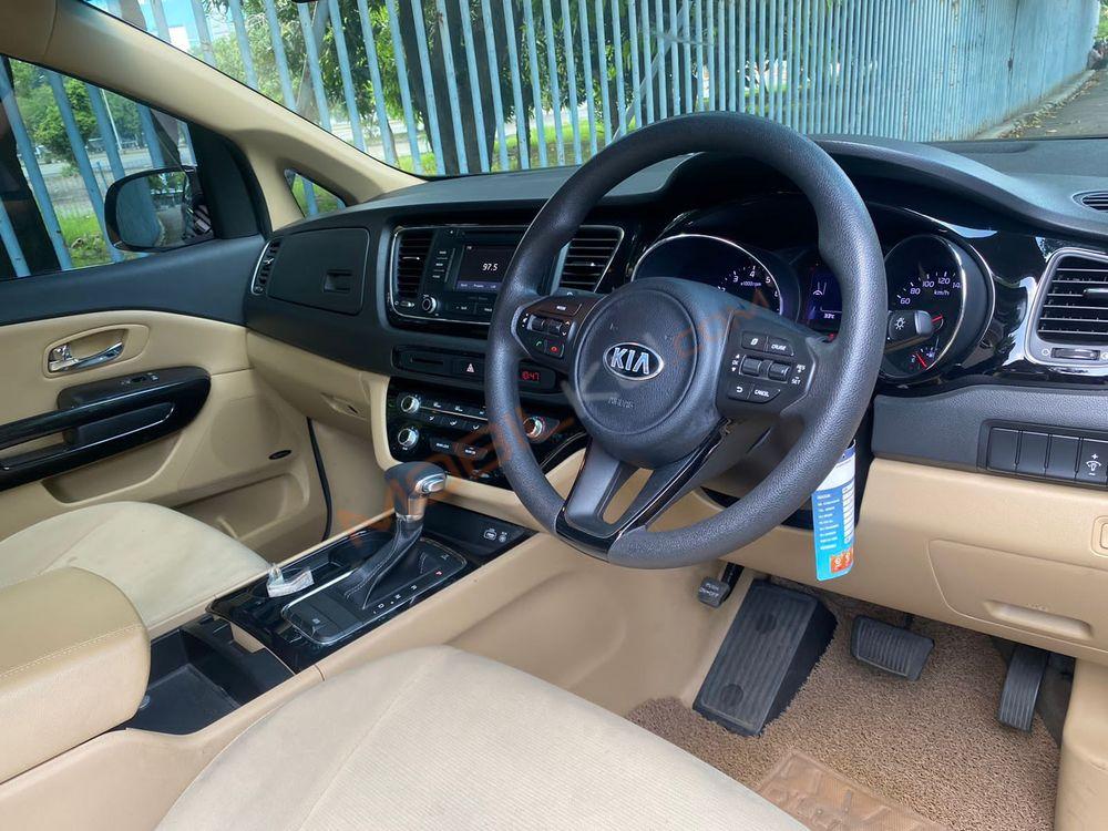 Mobil Kia Sedona 2017