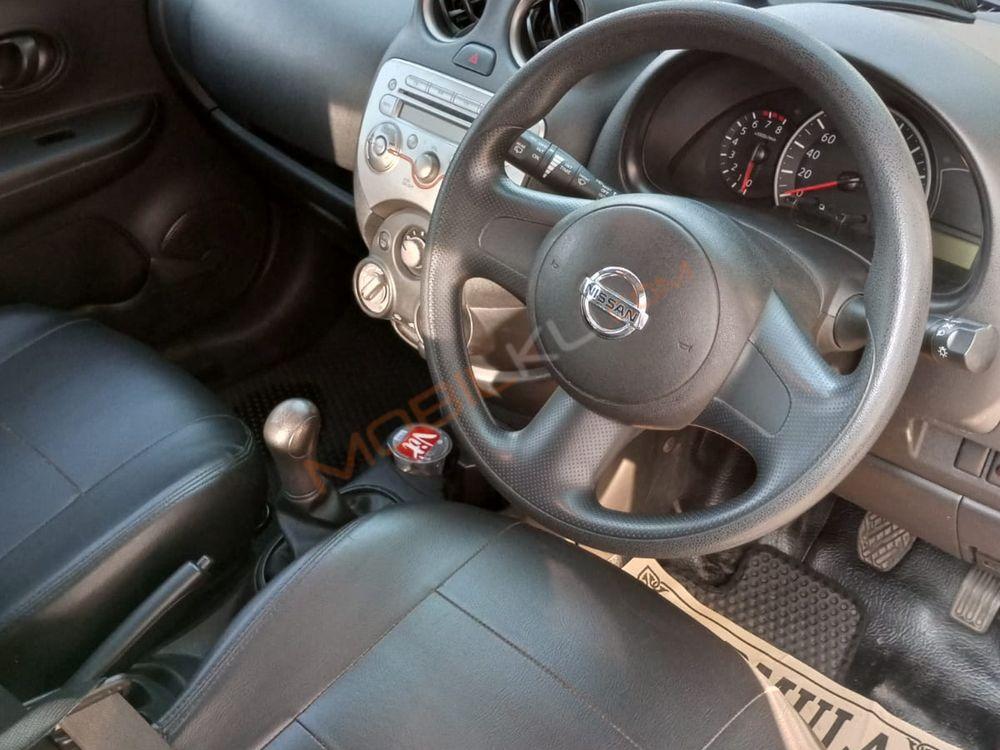Mobil Nissan March 2013