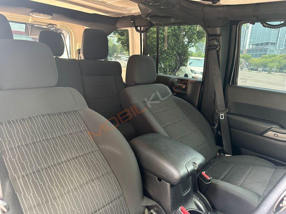 Mobil Jeep Wrangler 2011